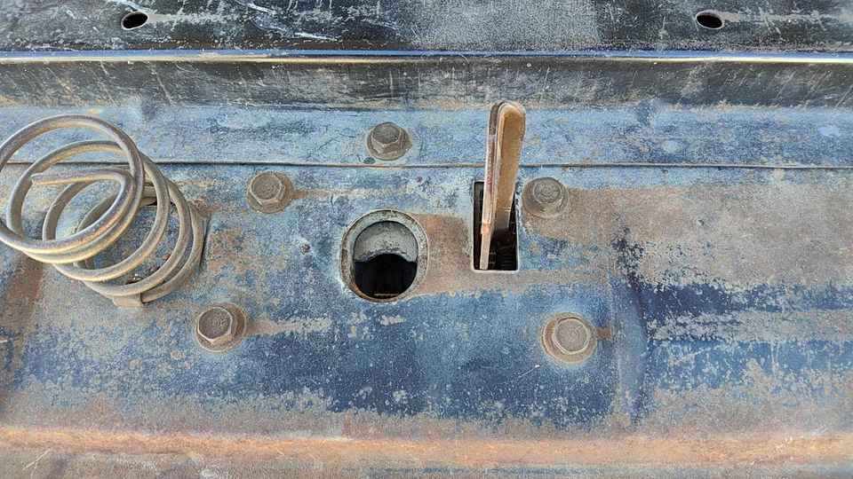 Silverado C10 1973-1980 conjunto de pestillo de capó con soporte OEM 14003002 Foto 1 de 3