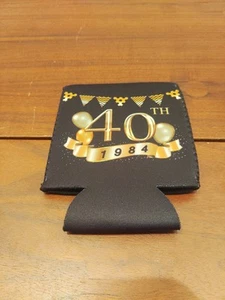 Koozie Porta Lattine 40° Compleanno Nato nel 1984 - Foto 1 di 4