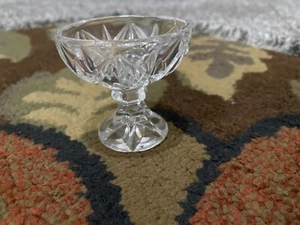 Pedestal antiguo vintage de vidrio prensado para salero - Imagen 1 de 4