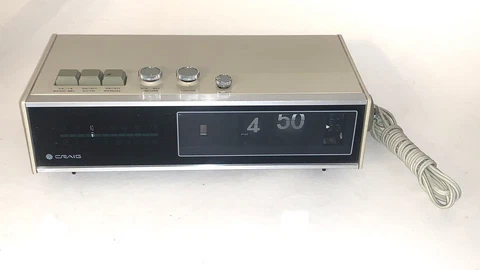 Vintage Craig Flip Alarm Clock AM-FM Radio Model 1606. Stunning Condition! Cover