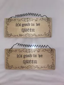 "Menge 2 - Provo Craft unfertige Holzhängeschilder - ""It's good to be queen""" - Bild 1 von 5