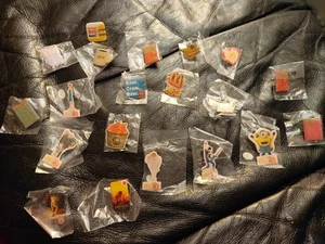 McDonald’s Mitarbeiter Pins 20 Stück - Ansteckmütze neu versiegelt zufälliges Set  - Bild 1 von 4