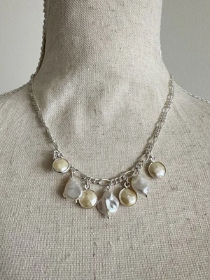 Collar Lucky Brand tono plata con concha y dijes de perlas de imitación ajustables Foto 1 de 4