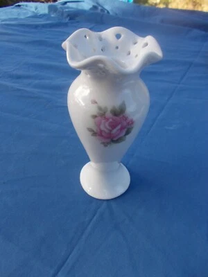 Candelabro de porcelana con rosa rosa 5,5" de alto marca lugares especiales Foto 1 de 4