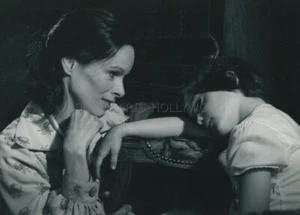 ANA TORRENT GERALDINE CHAPLIN CRIA CUERVOS 1976 PHOTO ORIGINAL #12 CARLOS SAURA - Picture 1 of 1