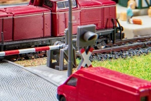 Cruce ferroviario con campana Mini efecto de sonido Faller 180259 - Imagen 1 de 2