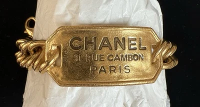Pulsera de cadena de identificación dorada CHANEL Metal 31 Rue Cambon Paris Foto 1 de 4