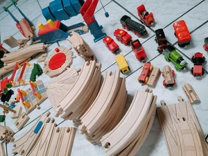 Brio Holzeisenbahn, ca. 120 Teile, Schienen, Brücken, Tunnel, Kreisel, Loks, ... - Bild 1 von 11