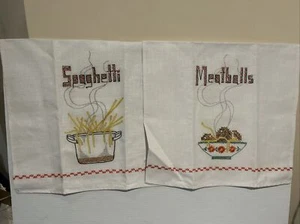 VINTAGE PAAR BESTICKTE TEETÜCHER 1970ER JAHRE NIE BENUTZT SPAGHETTI-FLEISCHBÄLLCHEN NEUWERTIG!! - Bild 1 von 5