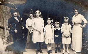 BM240 Fotokarte Vintage Card RPPC Gruppe Mode Fashion Familie Kinder - Bild 1 von 1