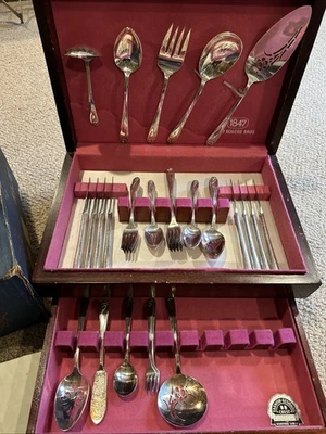 Посеребренные столовые приборы 1847 Rogers Bros IS нарцисс 58 предметов оригинальная коробка - Изображение 1 из 4