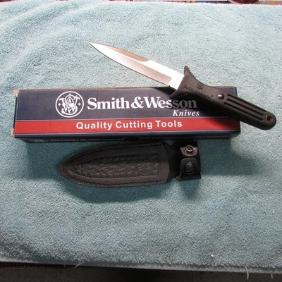 Smith & Wesson SW820 hoja fija / daga con caja y funda Foto 1 de 4