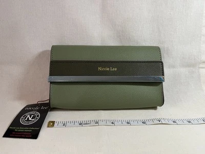 Bolsa/embreagem Nicole Lee nova com etiquetas oliva e marrom com acabamento de metal prata - Imagem 1 de 4