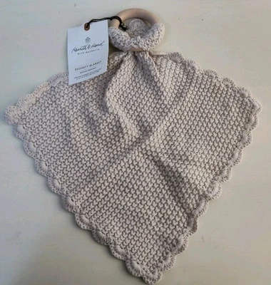 Manta de seguridad para bebé tejida con ribete festoneado hogar y mano con magnolia Foto 1 de 4