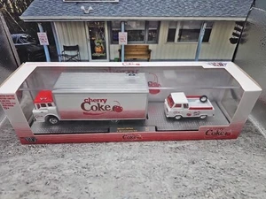Máquinas M2 1/64 Diecast Modelo Coches Transportadores Automóviles Cherry Coke 1966 Ford C-950 - Imagen 1 de 3