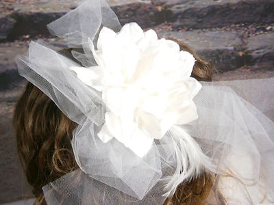 KLEINFELD BODA FASCINADOR CABEZA PELO PIEZA PEINE FLOR RED PLUMAS NUEVO Foto 1 de 4