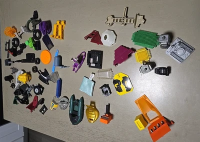 VINTAGE LOT MISCELLANEOUS ACCESSORIES/PARTS  FOR MASTERS OF THE UNIVERSE (?) - Image 1 of 4