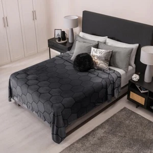 RHOMBUSES GEOMETRIC BLACK COLOR LIGHT BLANKET VERY SOFTY AND WARM KING SIZE - Picture 1 of 3