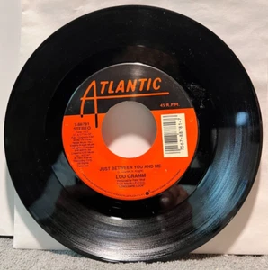 B66 Lou Gramm: Just Between You And Me/ Tin Soldier, 1989 Atlantic 7-88781 -Rock - Imagen 1 de 2