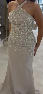 Abendkleid Mit weißen Perlen In Hellgrau Gr. 38-40 M. schleppe Hochzeit - Bild 1 von 4