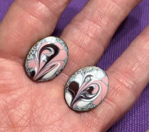 Pendientes Esmaltados Sobre Cobre Tornillo Trasero De Colección Remolinos Rosa Púrpura Blanco Forma Ovalada - Imagen 1 de 11