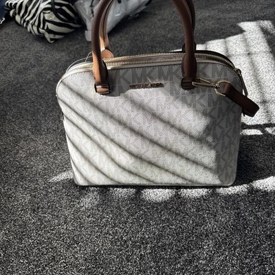 Bolsa satchel Michael Kors Cindy couro baunilha cúpula grande - Imagem 1 de 4