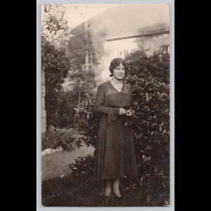 Antigua Postal Foto Real Modelo Femenino en Jardín Colección JZ - Imagen 1 de 3