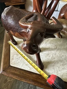 Scultura vintage in legno massello di bufalo d'acqua intagliata a mano grande altezza 12,5" - Foto 1 di 14