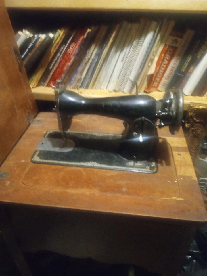 Antique  sewing machine Singer 31-15 1940s excellent condition  - Image 1 of 4