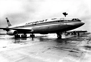 Original-Pressefoto  Il-86 CCCP- 86003  Prototyp in SXF vor Il-62 - Bild 1 von 1