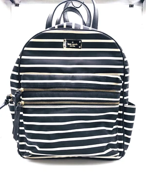 Mochila Kate Spade Wilson Road Nylon Bradley Negro Blanco Rayas Foto 1 de 4