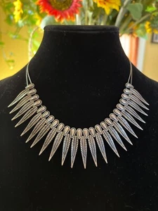 Antique Silver Plated Raindrop Feather Collar Necklace. - Picture 1 of 3