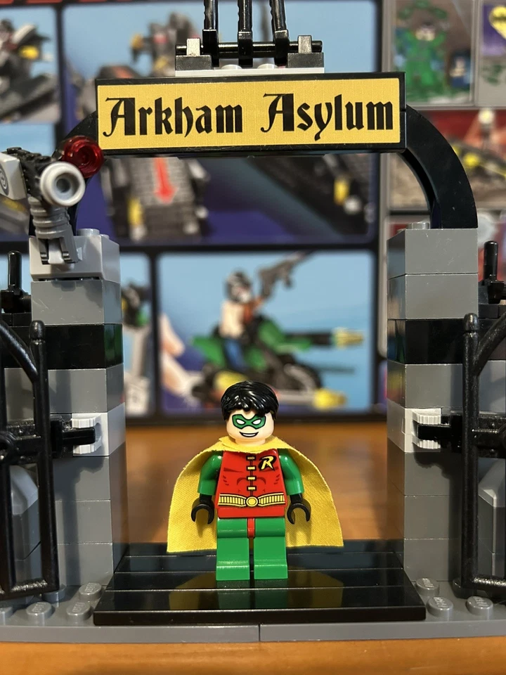 Lego Batman 7885 Robin figure from set Scuba Jet: Attack of The Penguin. 2008 - Image 1 of 4