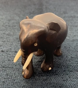 Scultura elefante Kaluwara in ebano nero intagliato a mano vintage altezza 2" - Foto 1 di 7