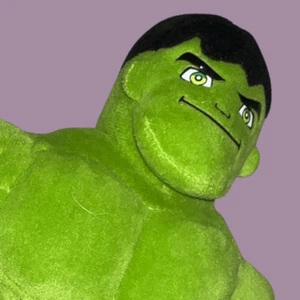 Peluche Just Play Marvel Pequeño Superhéroe Hulk (Verde) Super Hero Squad - Imagen 1 de 3