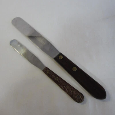 Dos espátulas esparcidores de glaseado para pasteles Wilton de colección con asas de madera de 8" y 11" Foto 1 de 4