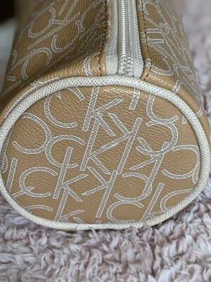 Bolsa de higiene nova com etiquetas Calvin Klein Signature CK logotipo maquiagem cosmética R$ 59 - Imagem 1 de 4
