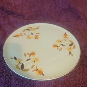 Plato de pastel Hall's con patrón de hojas de otoño de 9,5". - Imagen 1 de 5