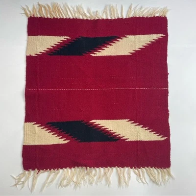Alfombra tejida Southwestern pequeña roja crema negra flecos geométricos decoración de mesa cuadrada Foto 1 de 4