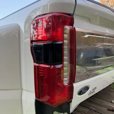 2023 2024 2025 FORD F250 F350 LANTERNA TRASEIRA DRIVER (LH) com halogênio BLIS (SEM LED) - Imagem 1 de 4