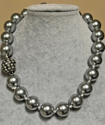 Collar de cuentas Lucita tono plata con cierre magnético Foto 1 de 2