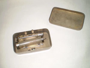 Jeringa de vidrio antigua HECHA EN ALEMANIA 10 ml."en caja metálica y agujas - Imagen 1 de 8