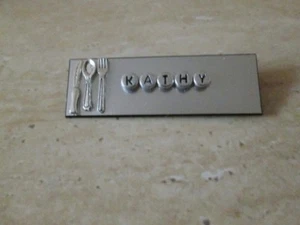 ID NAMETIKETT ABZEICHEN MAGNET ODER PIN, MESSER, GABEL, LÖFFEL RESTAURANT, KOCH, KELLNERIN, - Bild 1 von 6