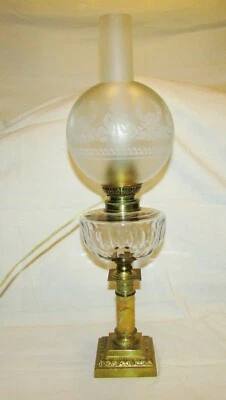LAMPE A PETROLE ANCIENNE BRONZE DORE RESTAURATION GLOBE ELECTRIFIE 19ème siècle  - Photo 1/4