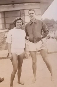 Foto original de Day at the Beach Guys & Dolls 1947 en blanco y negro - Imagen 1 de 3