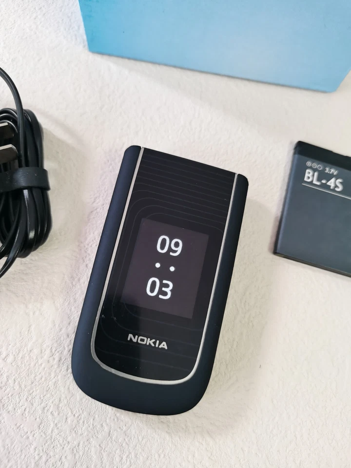 Unlocked Nokia 3710 Fold Mobile Phone - Image 1 of 4