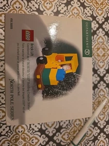 Dept 56 LEGO BRICK LIFT 56.56809 POLO NORD villaggio forche reparto 56 NUOVO - Foto 1 di 5
