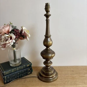 Vintage Messing Tischlampe - verziertes gedrechseltes Säulendesign - Landhaus Interieur - Bild 1 von 10