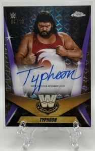Typhoon 2025 Topps Chrome WWE Legend refractor geométrico púrpura en tarjeta automática/10 - Imagen 1 de 2