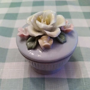 Caja de baratijas de cerámica porcelana vintage joyería flores de tocador azul claro redondo - Imagen 1 de 6